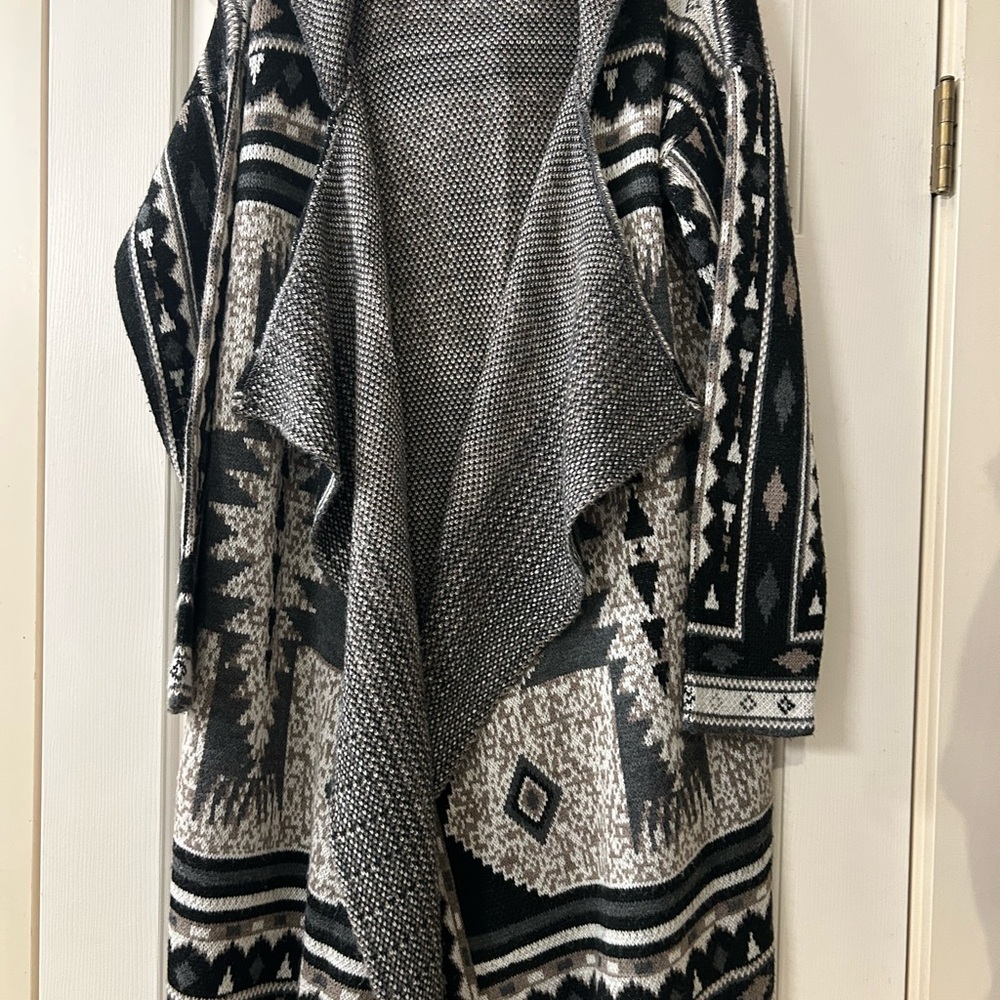 14th & Union Black and Gray Patterned Sweater